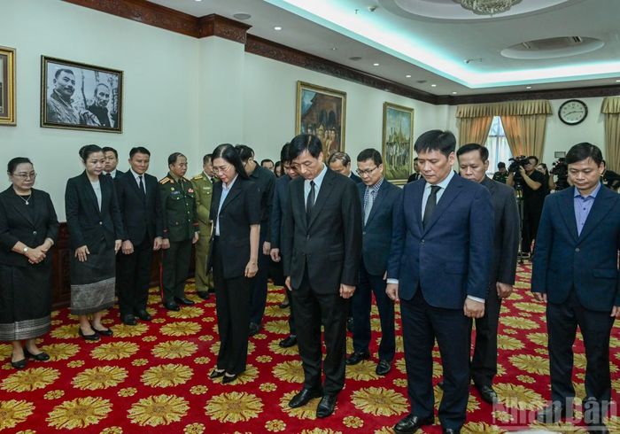 Đoàn Ban Tổ chức Trung ương viếng Chủ tịch Quốc hội Lào Saysomphone Phomvihane.