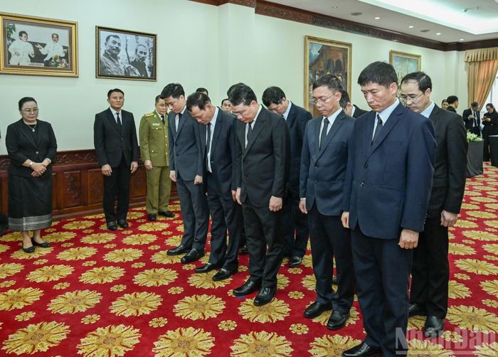 Đoàn Văn phòng Trung ương Đảng do đồng chí Đặng Khánh Toàn, Ủy viên Trung ương Đảng, Phó Chánh Văn phòng Trung ương dẫn đầu viếng Chủ tịch Quốc hội Lào Saysomphone Phomvihane.