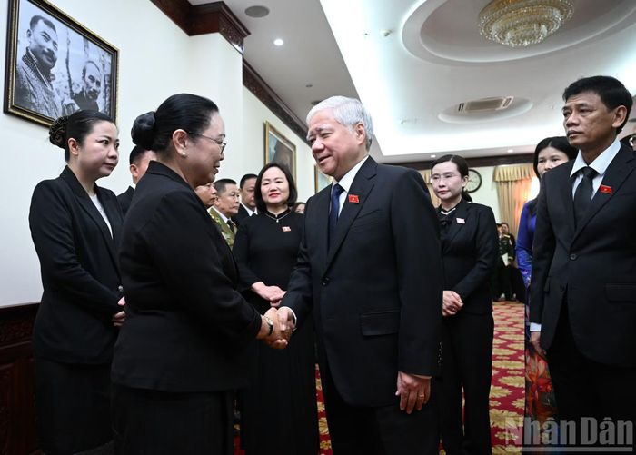 Đồng chí Đỗ Văn Chiến, Ủy viên Bộ Chính trị, Phó Chủ tịch Thường trực Quốc hội cùng Đoàn chia buồn với Đại sứ Lào tại Việt Nam Khamphao Ernthavanh.