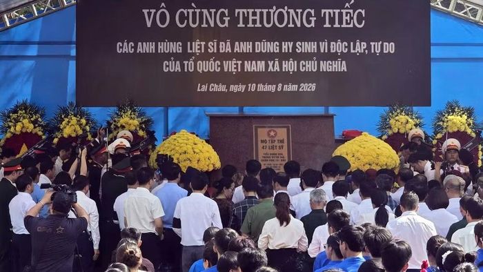  Đông đảo các lực lượng cùng người dân địa phương dự lễ truy điệu﻿, an táng và dâng hoa tại phần mộ các liệt sĩ. 