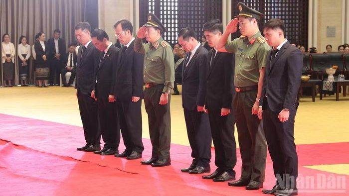 Thượng tướng Lê Văn Tuyến, Thứ trưởng dẫn đầu Đoàn đại biểu Bộ Công an Việt Nam viếng đồng chí Saysomphone Phomvihane. (Ảnh: DUY TOÀN)