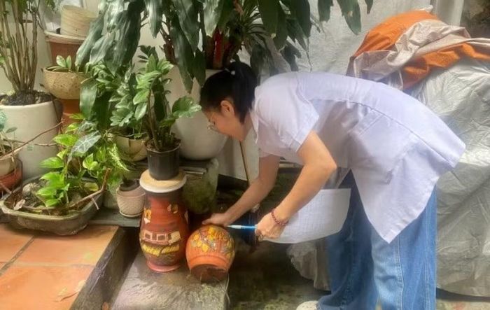 Chỉ cần lật úp dụng cụ chứa nước không sử dụng là góp phần ngăn chặn dịch bệnh. (Ảnh: CDC Hà Nội)