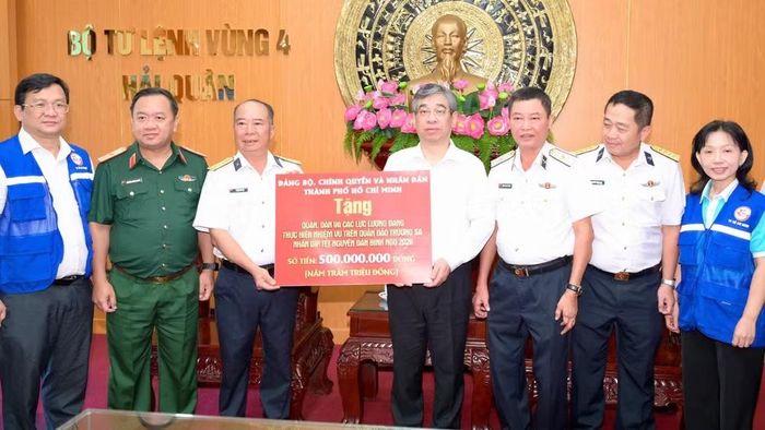 Lãnh đạo Thành phố Hồ Chí Minh trao tặng kinh phí 500 triệu đồng hỗ trợ Bộ Tư lệnh Vùng 4 Hải quân chăm lo quân, dân tại các đảo thuộc quần đảo Trường Sa. (Ảnh: VĂN MINH)