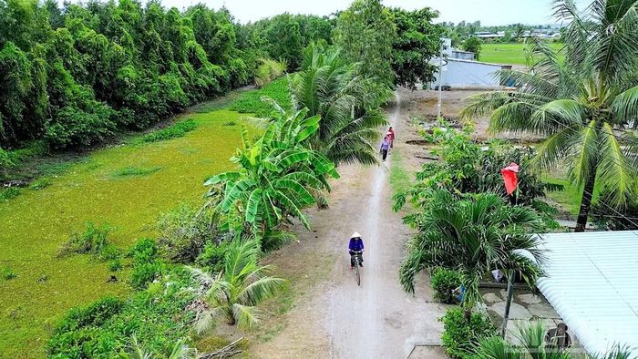 Tuyến bờ Đông Kênh Đê trong được chính quyền xã Khánh Hưng đưa vào danh mục đầu tư công năm 2026 nhưng "lực bất tòng tâm" vì ngân sách của địa phương eo hẹp, phải cầu cứu sự hỗ trợ của cấp trên để sớm giải quyết nguyện vọng chính đáng của nhân dân. (Ảnh: Hữu Tùng, tháng 7/2026)