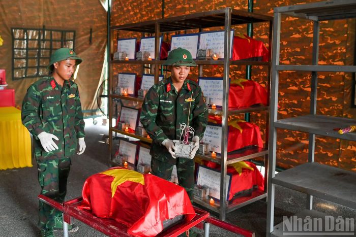 Ngay sau khi hoàn thành công tác lấy mẫu ADN, các liệt sĩ sẽ được chuyển sang khu vực chờ.