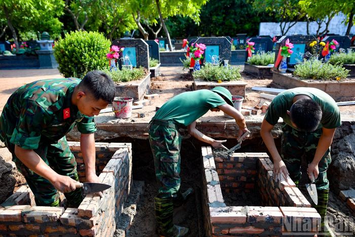 Sau khi xây hoàn thiện phần mộ, các chiến sĩ sẽ chuyển các liệt sĩ về lại vị trí ban đầu bảo đảm công tác xác định sau khi có kết quả giám định ADN.