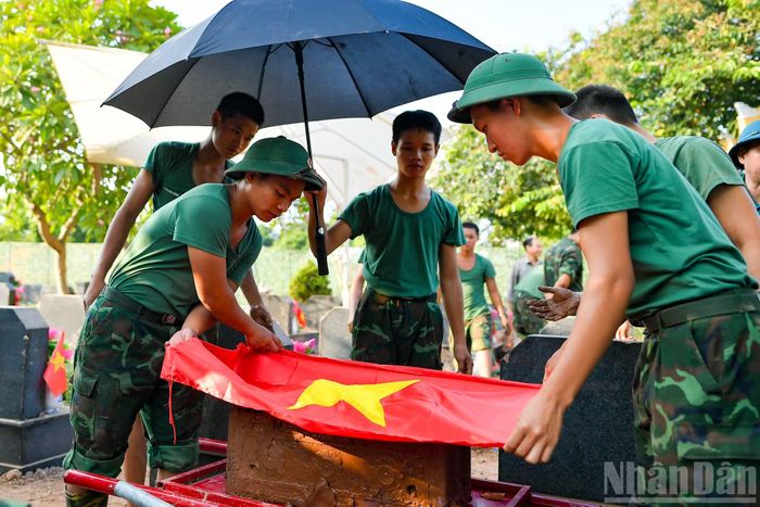 Tiến độ công việc hiện đang được đẩy nhanh với mục tiêu hoàn thành trước ngày 10/10/2026. Để bảo đảm tiến độ, các chiến sĩ phải duy trì cường độ làm việc cao. Ca sáng từ 5 giờ và kéo dài đến 11 giờ 30 phút. Ca chiều từ 13 giờ 30 phút và kết thúc vào lúc 18 giờ 30 phút. Trung bình mỗi ngày, toàn đội phấn đấu hoàn thành từ 20 trở lên.
