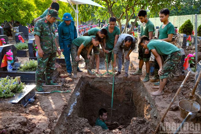 Do thời gian vùi lấp đã quá lâu, việc xác định chính xác vị trí cốt và khai quật đòi hỏi sự tỉ mỉ, công phu và hoàn toàn dựa vào sức người.