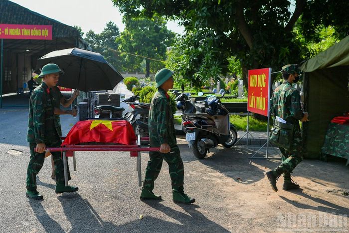 Khó khăn lớn nhất trong quá trình thi công là điều kiện thời tiết. Khi trời mưa to, nước dồn vào các hố khai quật gây ngập úng. Lực lượng thi công bắt buộc phải dừng tay, che chắn bảo vệ hố đào và chờ tạnh mưa mới có thể dùng máy bơm hút cạn nước để tiếp tục làm việc.