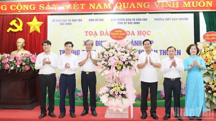 Lãnh đạo tỉnh tặng hoa chúc mừng.