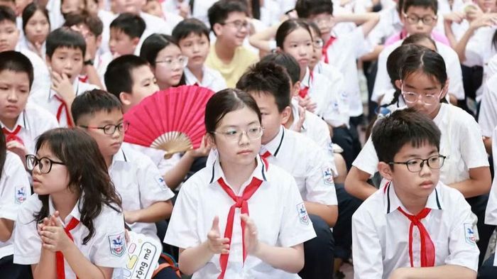 Học sinh chú ý lắng nghe những chia sẻ của nhà trường. (Ảnh: THANH TÙNG)