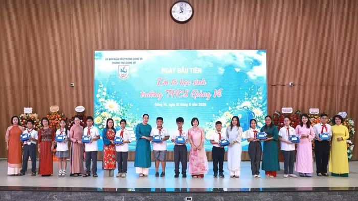 Học sinh vui mừng khi được tặng quà tại chương trình. (Ảnh: THANH TÙNG)