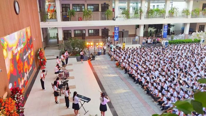 Học sinh biểu diễn các tiết mục văn nghệ đặc sắc. (Ảnh: THANH TÙNG)