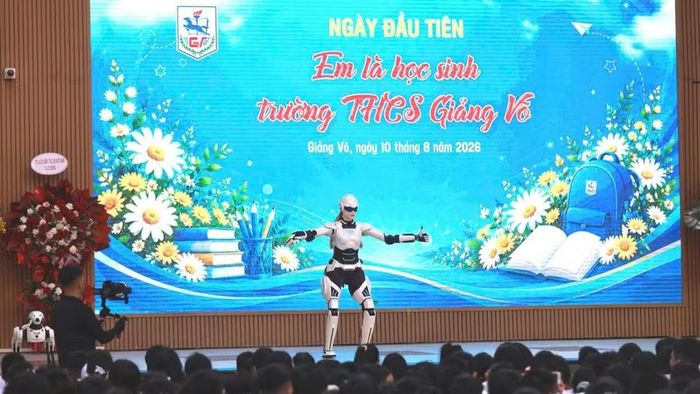 Học sinh hào hứng với phần biểu diễn của Robot. (Ảnh: THANH TÙNG)