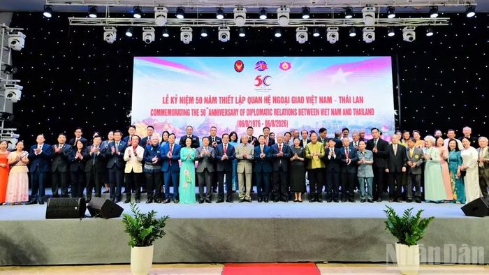 Các đại biểu dự lễ kỷ niệm chụp ảnh lưu niệm.