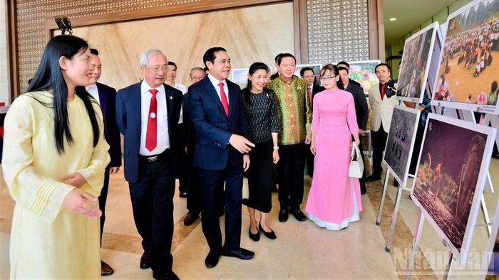  Trưng bày ảnh, tư liệu giới thiệu chặng đường 50 năm thiết lập và phát triển quan hệ ngoại giao Việt Nam-Thái Lan. 