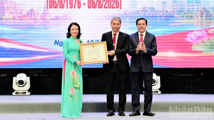 Chủ tịch Ủy ban nhân dân tỉnh Nghệ An Võ Trọng Hải tặng Bằng khen cho Hội Hữu nghị Việt Nam-Thái Lan tỉnh Nghệ An vì đã có nhiều thành tích trong công tác đối ngoại nhân dân giữa hai nước Việt Nam-Thái Lan.