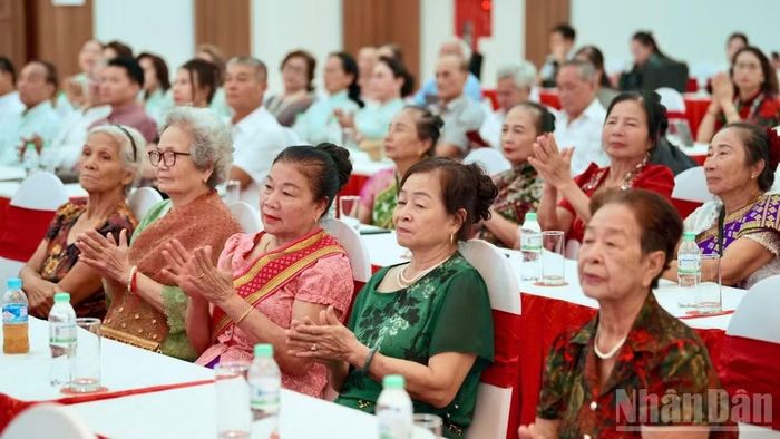 Các đại biểu tham gia lễ kỷ niệm.