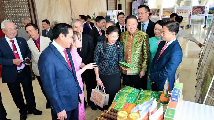 Các đại biểu tham quan gian trưng bày trong khuôn khổ lễ kỷ niệm.