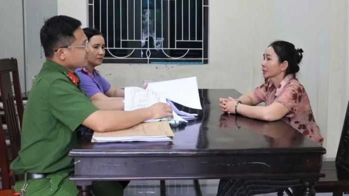 Đối tượng Phạm Thị Hương tại cơ quan Công an. (Ảnh: HẬU HẠNH)