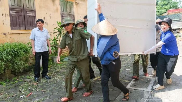 Hỗ trợ người dân di dời tài sản sang nơi tạm cư.