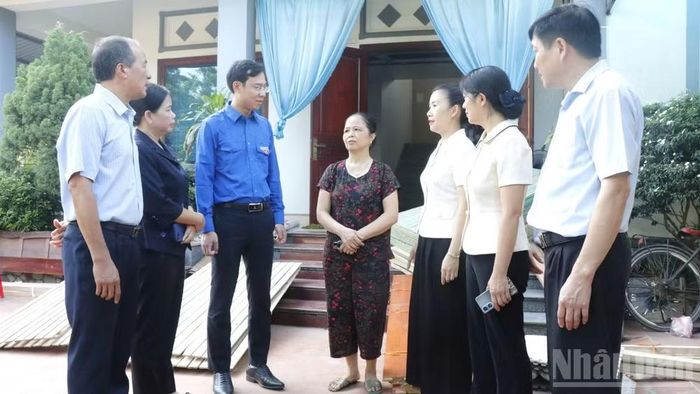 Cán bộ Tỉnh đoàn và chính quyền địa phương động viên người dân.