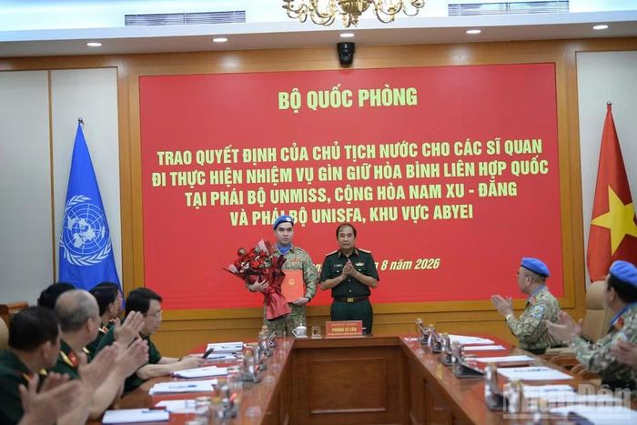 Thượng tướng Phùng Sĩ Tấn trao Quyết định của Chủ tịch nước cho Đại úy Nguyễn Ngọc Anh.