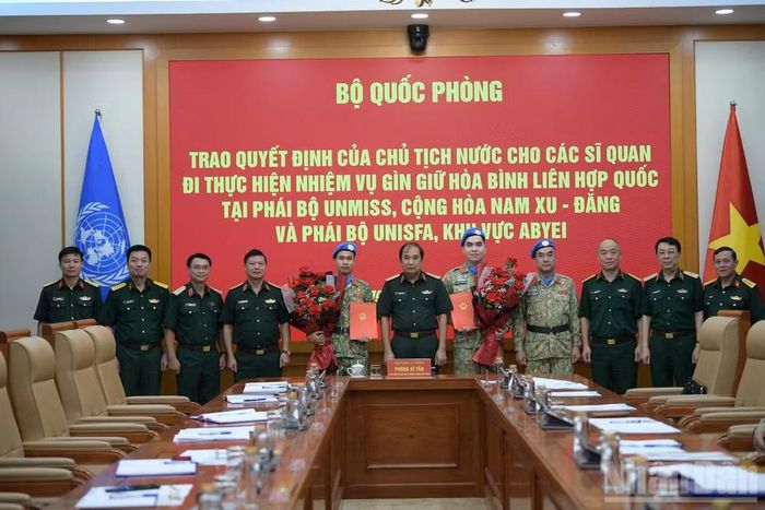 Thượng tướng Phùng Sĩ Tấn cùng các đại biểu tại buổi lễ.