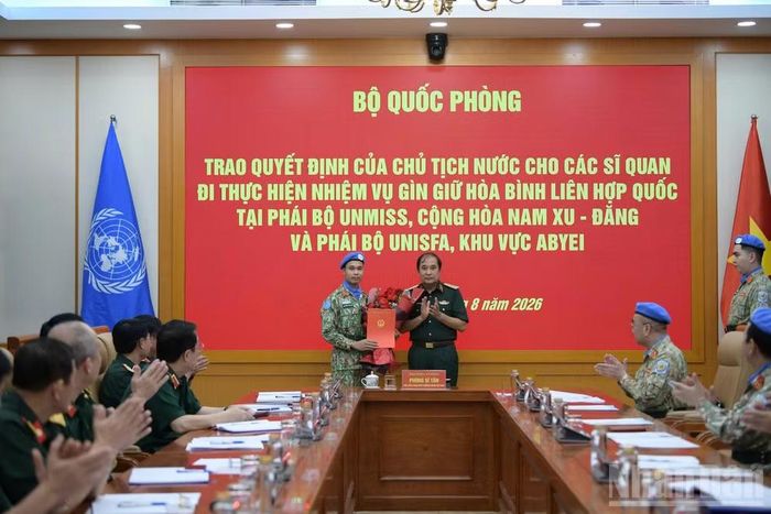 Thượng tướng Phùng Sĩ Tấn trao Quyết định của Chủ tịch nước cho Đại úy Nguyễn Văn Nam.