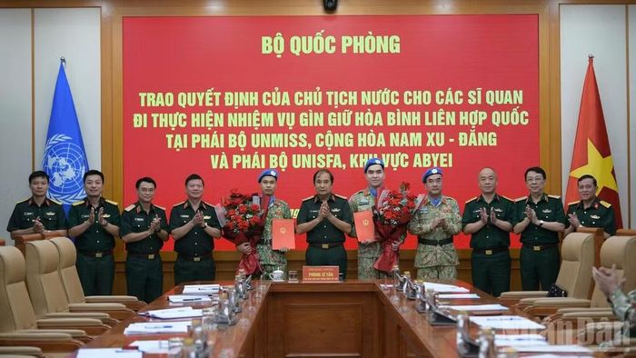 Thượng tướng Phùng Sĩ Tấn cùng các đại biểu tại buổi lễ.