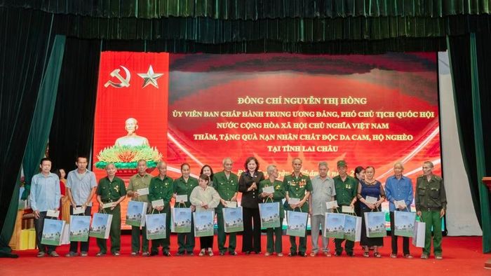 Phó Chủ tịch Quốc hội trao quà cho các nạn nhân chất độc da cam và gia đình có hoàn cảnh khó khăn tại xã Bình Lư. (Ảnh: Báo và Phát thanh, Truyền hình Lai Châu)