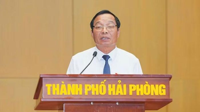 Chủ tịch Hội đồng nhân dân thành phố Hải Phòng Lê Văn Hiệu phát biểu tại kỳ họp. (Ảnh: ĐÀM THANH)