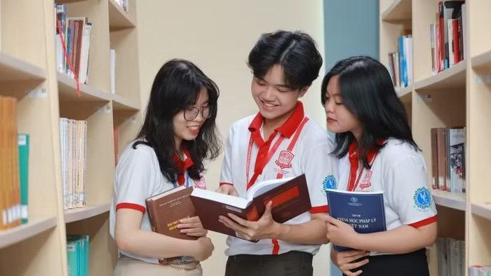 Sinh viên Trường đại học Luật Thành phố Hồ Chí Minh nghiên cứu, học tập. (Ảnh: ULAW)