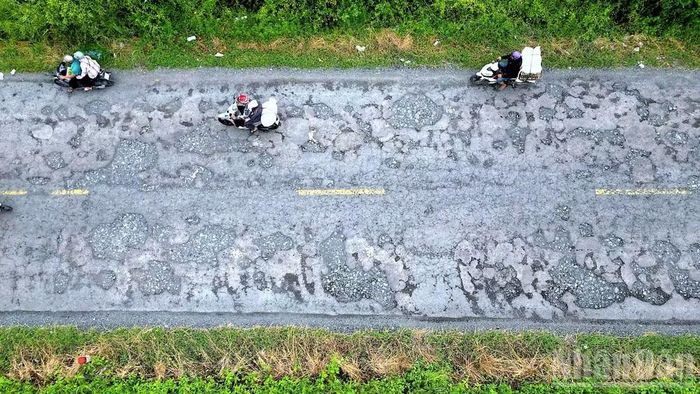Hình ảnh ghi nhận từ trên cao cho thấy bề mặt Quốc lộ 1A (đoạn từ Phú Mỹ đến Đầm Cùng, tỉnh Cà Mau) chằng chịt ổ gà, tiềm ẩn nguy cơ mất an toàn giao thông rất cao cho người đi xe máy. (Ảnh: HỮU TÙNG)