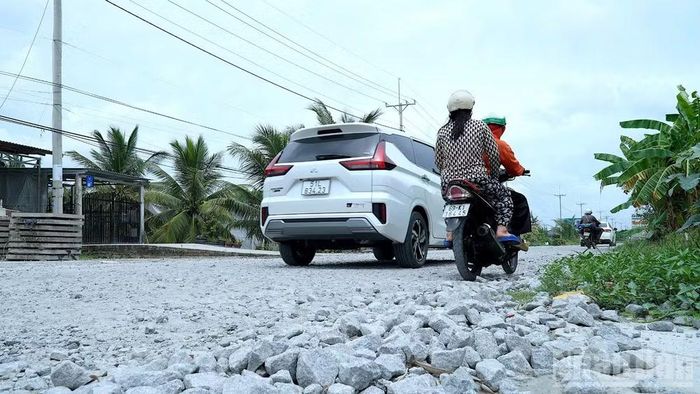 Lớp đá hộc kích thước lớn được rải ngổn ngang trên bề mặt đường khiến các phương tiện gầm thấp và xe máy rất dễ bị trượt ngã. (Ảnh: HỮU TÙNG)