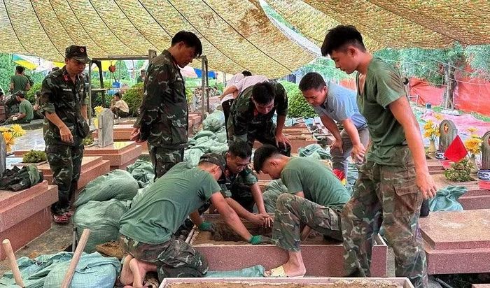 Việc khai quật, lấy mẫu hài cốt liệt sĩ tại Nghĩa trang liệt sĩ Quốc gia A1 được nhận định rất nhiều khó khăn nhưng cán bộ, chiến sĩ Bộ Chỉ huy quân sự tỉnh Điện Biên quyết tâm thực hiện trong thời gian ngắn nhất. (Ảnh: LÊ LAN)