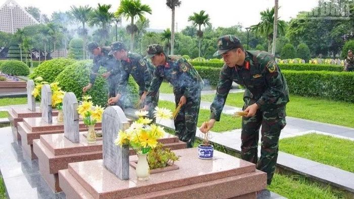 Cán bộ, chiến sĩ Bộ Chỉ huy quân sự tỉnh Điện Biên thắp hương trên từng phần mộ tại Nghĩa trang liệt sĩ Quốc gia A1 trước khi tiến hành khai quật, lấy mẫu. (Ảnh: LÊ LAN)