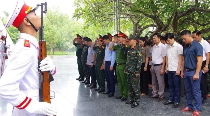 Các đồng chí lãnh đạo các sở, ngành và cán bộ, nhân dân Điện Biên dành phút mặc niệm các anh hùng, liệt sĩ tại Nghĩa trang liệt sĩ Quốc gia A1. (Ảnh: LÊ LAN)