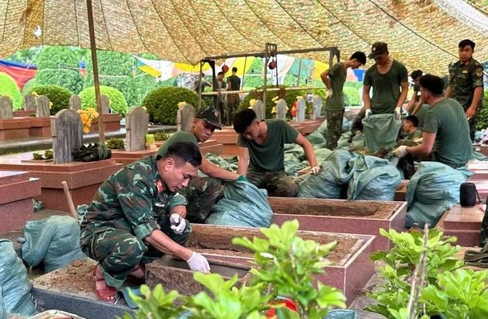 Các lực lượng thực hiện khai quật, lấy mẫu hài cốt liệt sĩ tại Nghĩa trang liệt sĩ Quốc gia A1. (Ảnh: LÊ LAN)