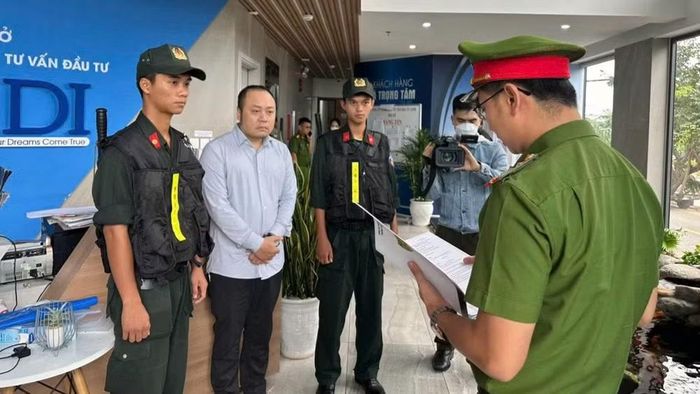 Bị cáo Nguyễn Quang Hoàng tại thời điểm bị bắt ngày 8/11/2024. (Ảnh: Công an cung cấp)