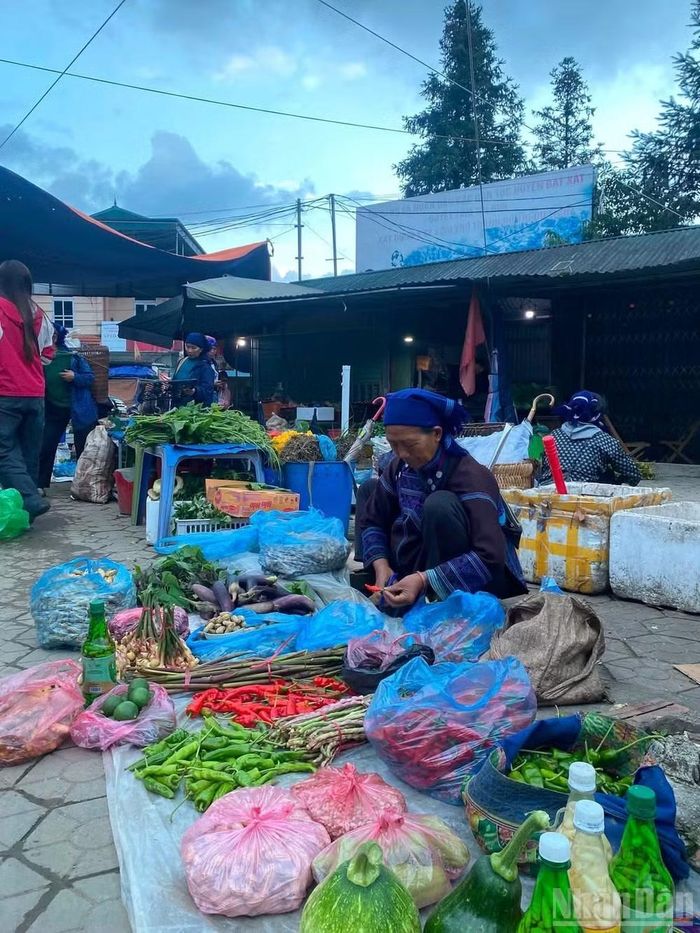 Phiên chợ Y Tý họp vào chủ nhật cũng là điểm nhấn của Y Tý. (Ảnh: THÀNH TÂM)