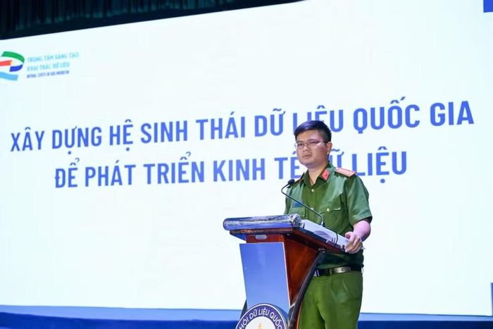 Trung tá Đào Đức Triệu, Giám đốc Trung tâm Sáng tạo, Khai thác dữ liệu (Trung tâm Dữ liệu quốc gia), Tổng Thư ký Hiệp Hội Dữ liệu quốc gia trình bày tại hội thảo. (Ảnh: NDA)