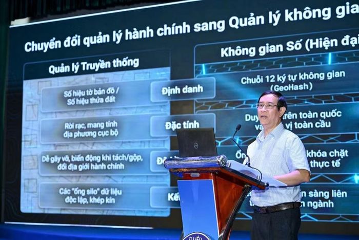 Ông Đinh Hồng Phong, chuyên gia về Cơ sở dữ liệu, Cục Quản lý Đất đai, Bộ Nông nghiệp và Môi trường trình bày hiện trạng quản lý dữ liệu địa điểm tại Việt Nam, ứng dụng Mã định danh thửa đất trong công tác quản lý đất đai. (Ảnh: NDA)