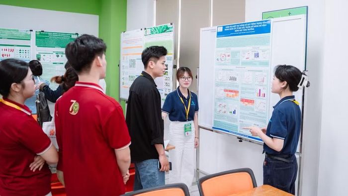  Đại diện nhóm nghiên cứu trao đổi về kết quả bước đầu của nghiên cứu. 