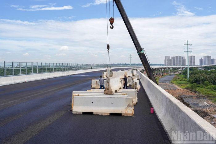 Ngoài tường chống ồn, gần 15km đường trên cao đã hoàn thiện thảm nhựa, dải phân cách và lan can. Tuyến lần đầu áp dụng mặt đường nhựa rỗng, giúp thoát nước nhanh, hạn chế đọng nước và bắn nước khi trời mưa. Khi hoàn thành, tuyến có 4 làn xe, rộng 21,5m tại đoạn có làn dừng khẩn cấp và 19,5m ở các đoạn còn lại.