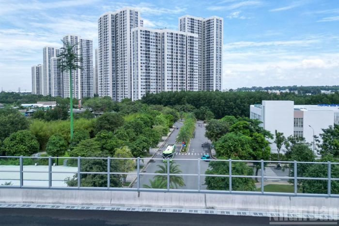 Theo chủ đầu tư, hệ thống tường chống ồn giúp giảm mức ồn xuống dưới 70dB, đáp ứng quy chuẩn an toàn và góp phần cải thiện môi trường sống cho người dân dọc tuyến.