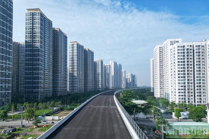 Theo ghi nhận của phóng viên trong những ngày đầu tháng 8, đoạn Vành đai 3 Thành phố Hồ Chí Minh trên cao đi qua khu đô thị Vinhomes Grand Park đã cơ bản thành hình, nhiều hạng mục hoàn thiện và đang bước vào giai đoạn nước rút để kịp đưa vào khai thác.
