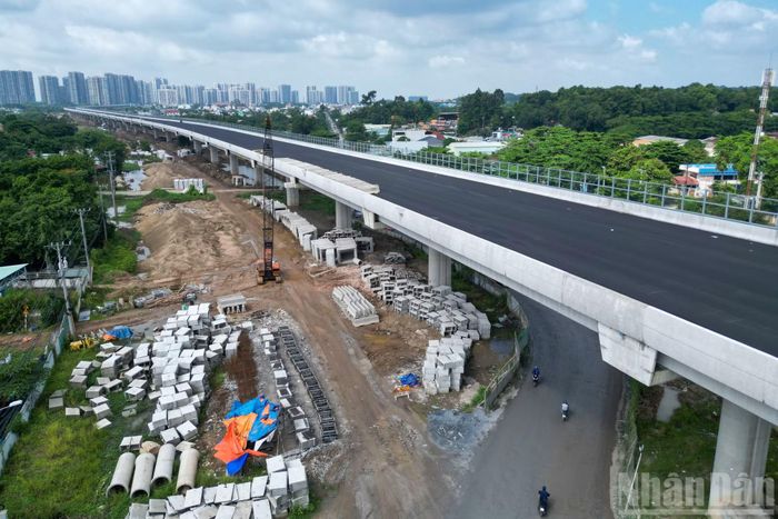 Theo đơn vị thi công, tuyến chính trên cao đã hoàn thành phần lớn hạng mục, dự tính thông xe vào ngày 30/9 đối với đoạn từ nút giao Tân Vạn đến cầu Nhơn Trạch. Riêng đường song hành sẽ hoàn thành vào cuối năm 2026.