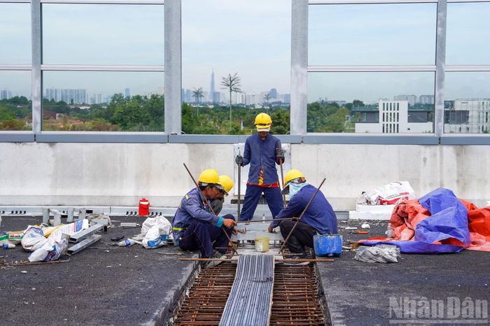 Theo kỹ sư thi công, các tấm kính chống ồn tại vị trí khe co giãn sẽ được lắp đặt sau khi hoàn tất hạng mục khe co giãn.