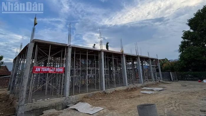 Một nhà sinh hoạt cộng đồng kết hợp phòng tránh lũ được đầu tư xây dựng từ nguồn ngân sách trên địa bàn xã Hòa Thịnh đang xây dựng tầng 2.